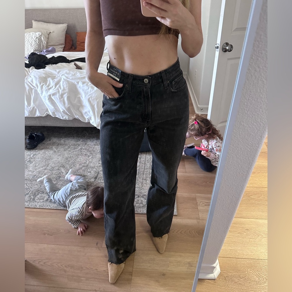 Selling a pair of Abercrombie 90s relaxed high rise jeans.